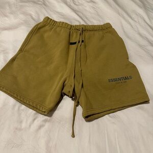 ESSENTIALS SWEAT SHORT